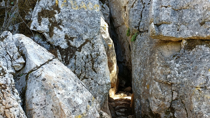 Felsdurchgang auf einer Wanderung im Torcal de Antequera | © Sunhikes