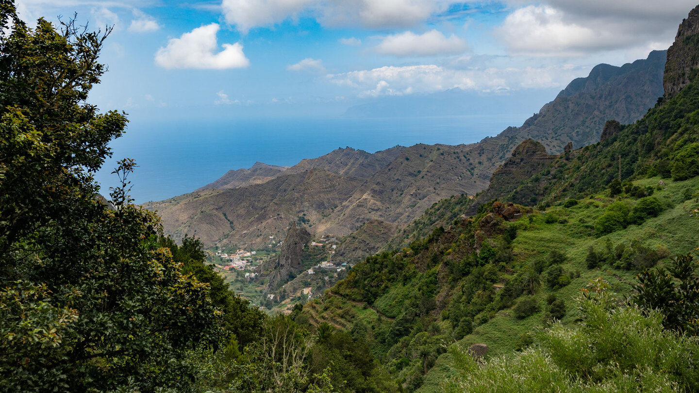 Blick entlang der Cedro-Schlucht über den Ort Hermigua auf den Atlantik