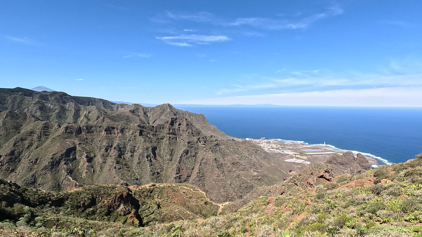 Panaramablick auf Punta del Hidalgo mit Teide und La Palma