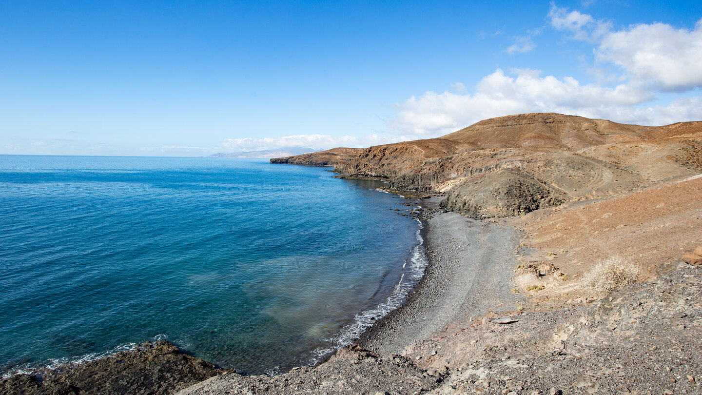 der Lava-Kiesstrand Playa de Caracol am Küstenwanderweg