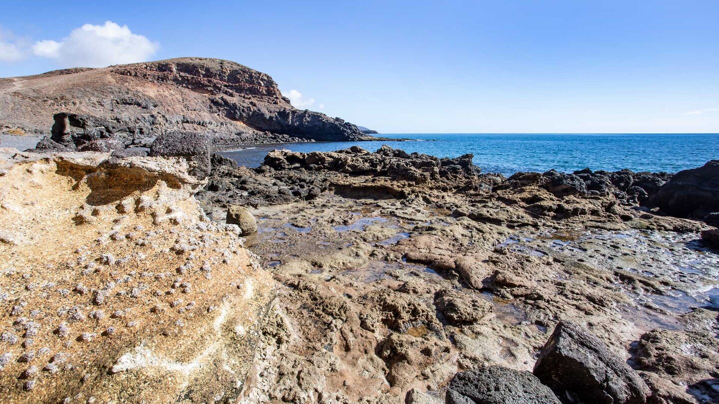 am Felsstrand der Playa de la Arena bietet sich bei Ebbe ein schönes Farbenspiel