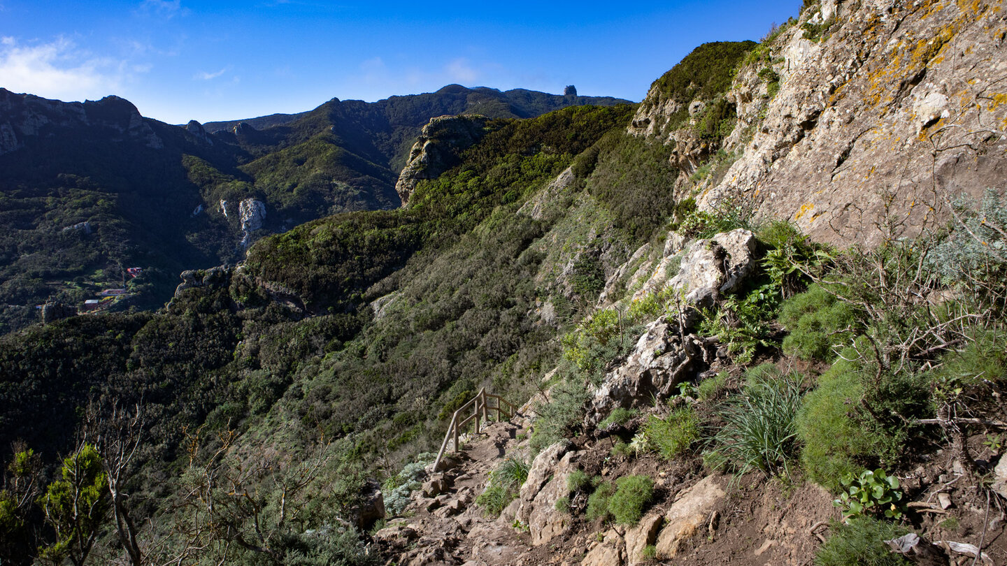 Ausblick vom Wanderweg PR-TF 6.1 auf das Dorf Chamorga