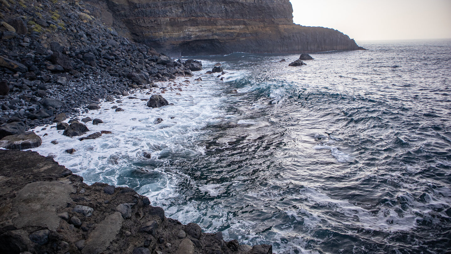 Kiesstrand an der Playa del Jurado