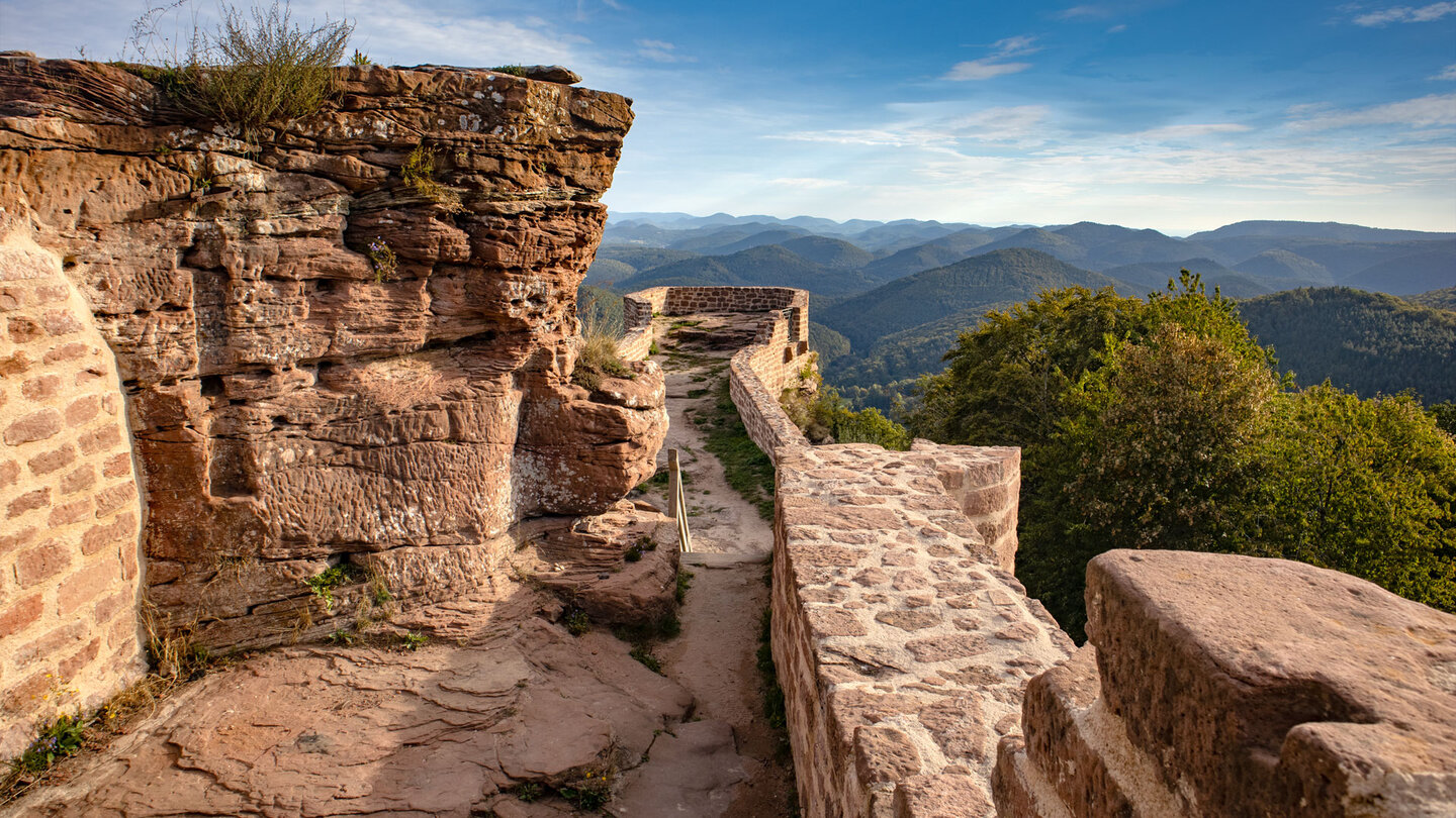 Ausblick über die Burganlage der Wegelnburg