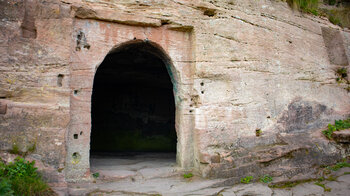 Kammer im Burgfels der Wegelnburg