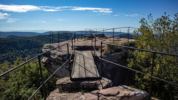 Ausblick von der Ruine Loewenstein bis zur Rheinebene und den Schwarzwald