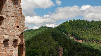 Blick von der Fleckenstein zur Hohenbourg