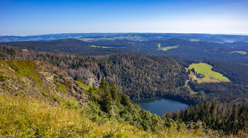 der Feldseeblick vom Bismarckdenkmal am Feldberg