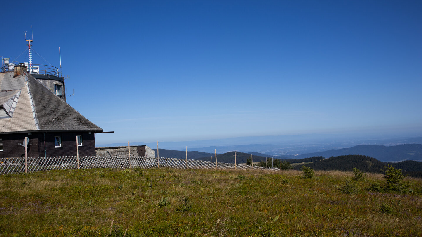 Ausblick von der Wetterradaranlage Friedrich-Luise-Turm Richtung Kirchzarten