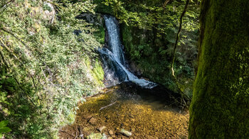 Blick auf die Kaskaden des Allerheilige-Wasserfall entlang der Wanderroute