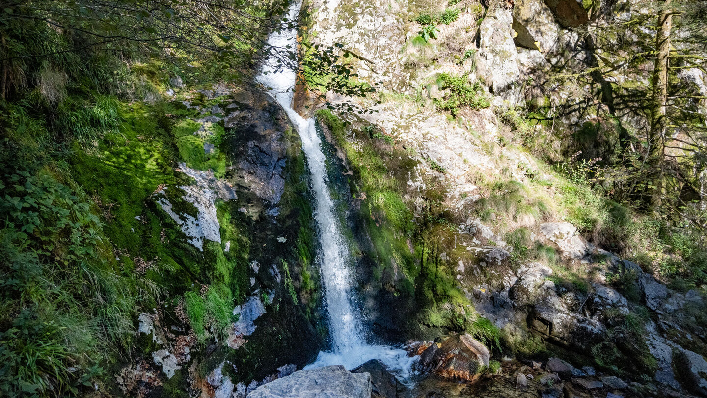 der Allerheiligen-Wasserfall stürzt durch eine Felsenschlucht