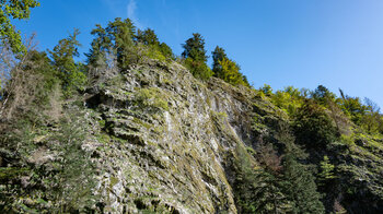 steil aufragende Felswände oberhalb der Schlucht