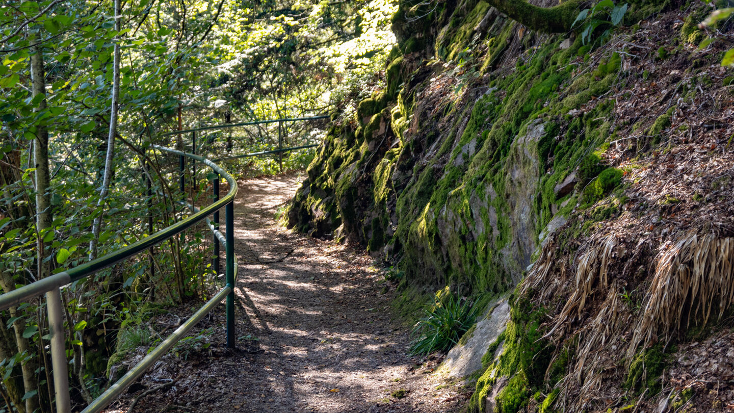 mit Geländern gesicherter Weg zum Aussichtspunkt Engelskanzel