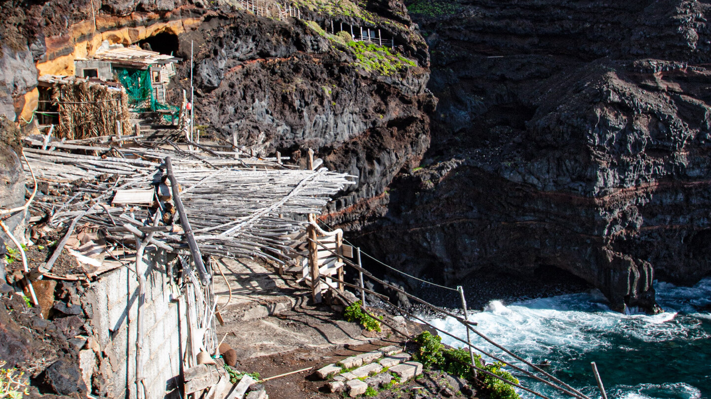 Weg zu den alten Hütten am Puerto de Garafía