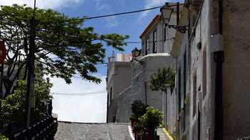 Gasse mit altem Kopfsteinpflaster in Agulo