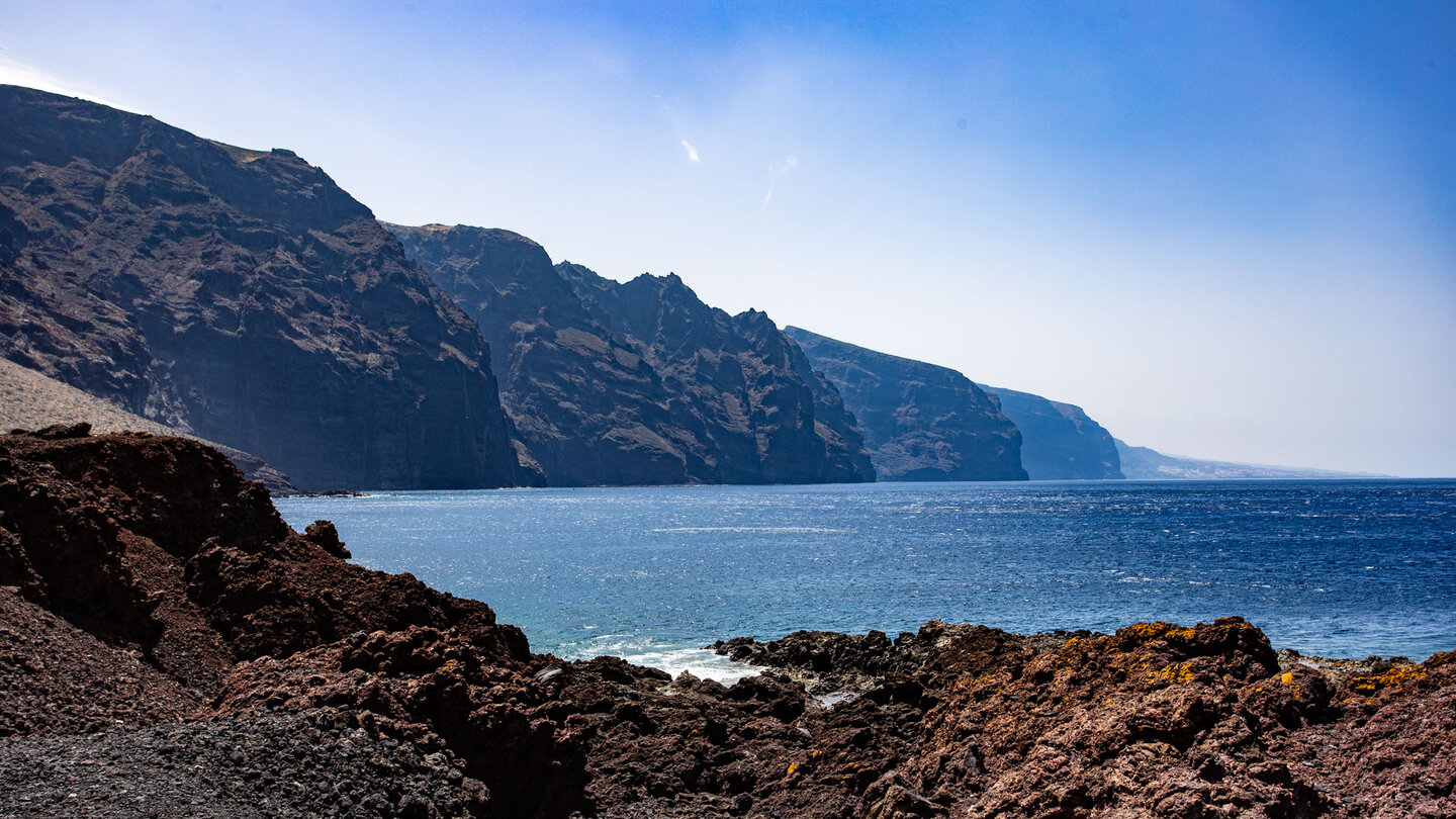 die hoch aufragenden Klippen des Teno-Gebirge vor dem tiefblauen Atlantik