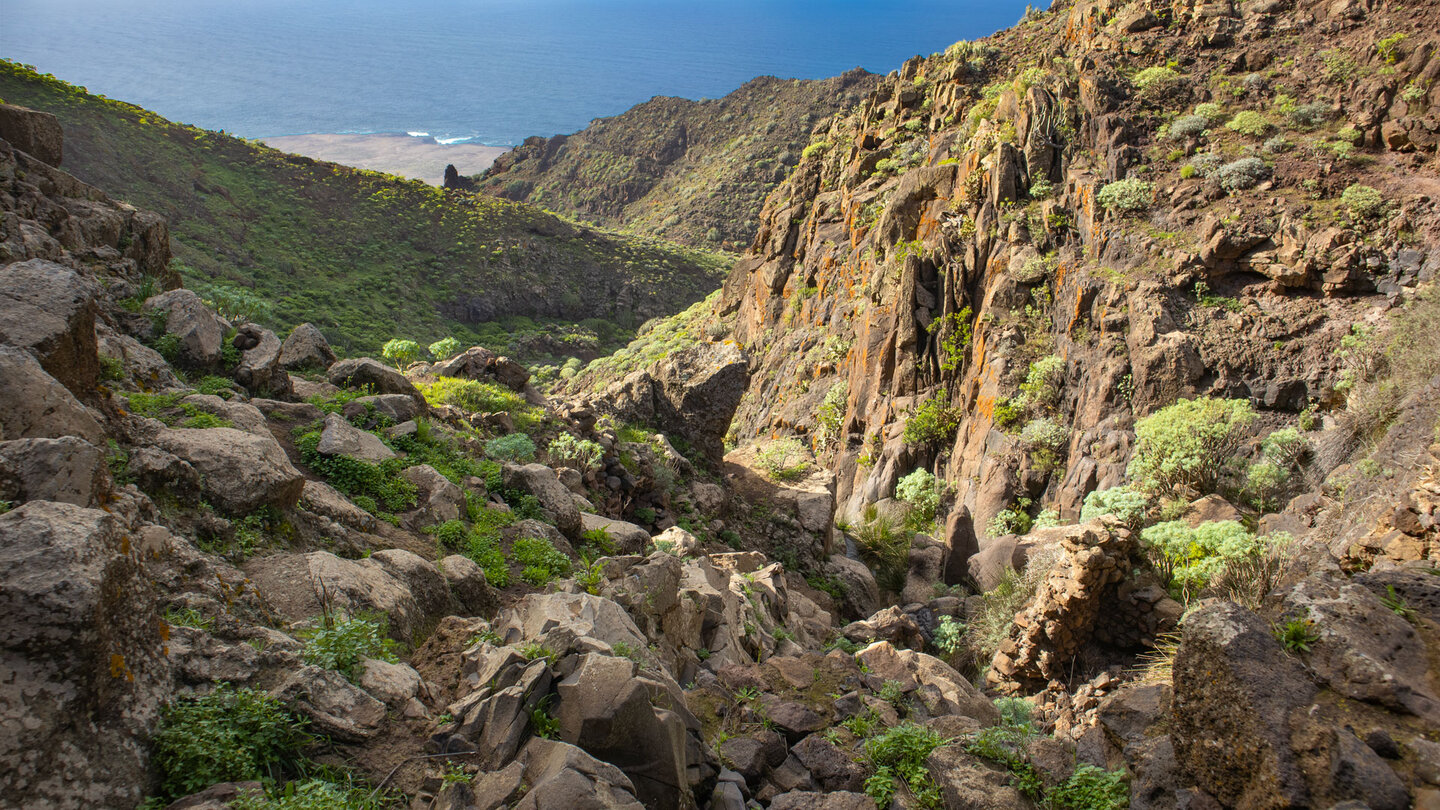 Blick über die Itobal-Schlucht bis zur Tiefebene an der Punta de Teno