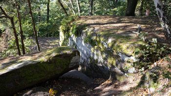 Abstieg zwischen Felsformationen zum Krappenfels