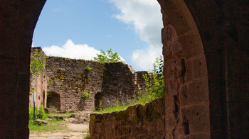 Blick in den Burghof der Ruine Fleckenstein