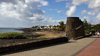 die Strandpromenade von Costa Teguise auf Lanzarote findet vor allem bei Familien großen Anklang