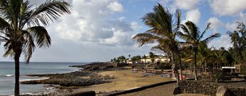 die lange Strandpromenade verbindet die vier Stadtstrände von Costa Teguise auf Lanzarote