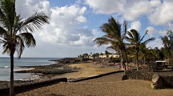 die lange Strandpromenade verbindet die vier Stadtstrände von Costa Teguise auf Lanzarote