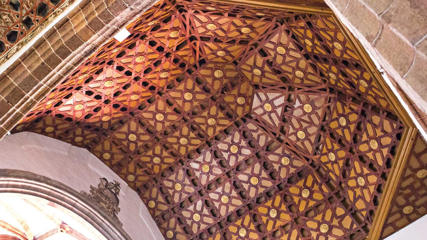 eine Holzdecke im Mudejar-Stil in der Iglesia de Santa Catalina de Siena in La Laguna