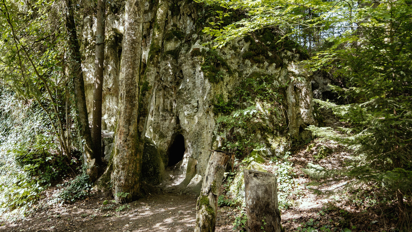 Felsformation mit kleiner Höhle