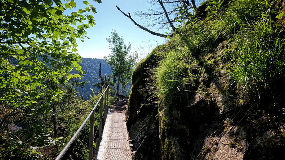 Brücke am Felsenpfad Sentier des Roches