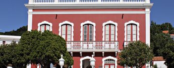 die Frontfassade des Museo Casa Roja in Mazo