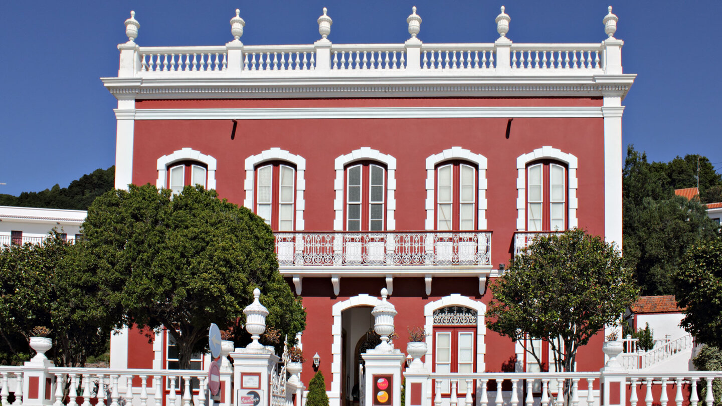 die Frontfassade des Museo Casa Roja in Mazo