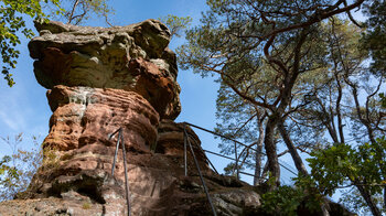 eine Treppe führt auf den Schwalbenfelsen