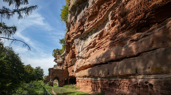 erodierter Sandstein am Felsensockel der Burg Falkenstein