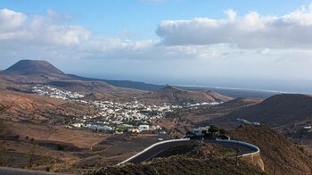 der Aussichtspunkt Mirador de Haría auf Lanzarote liegt in einer engen Kehre