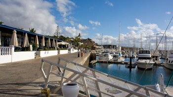 die Promenade am Jachthafen von Puerto Calero auf Lanzarote