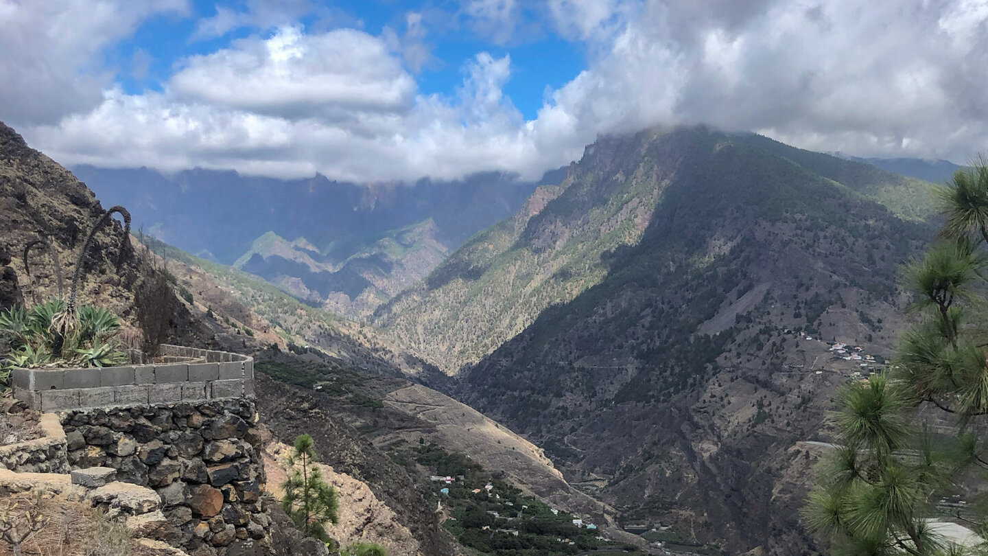 Blick vom Torre del Time auf La Palma in den Barranco de las Angustias mit Caldera de La Taburiente im Hintergrund