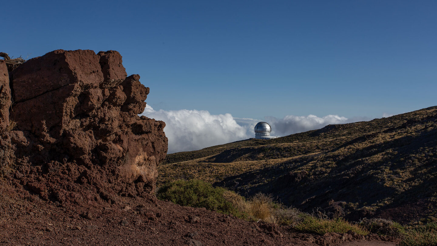 Blick auf ein Teleskop des Astrophysischen Observatoriums