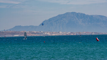 Kite- und Windsurfer in der Bucht von Valdevaqueros