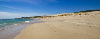 Playa de Valdevaqueros mit der Düne von Punta Paloma