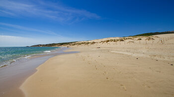 Playa de Valdevaqueros mit der Düne von Punta Paloma