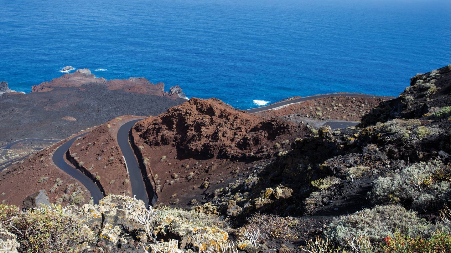 die Landstraße HI-500 steigt in Serpentinen zum Aussichtspunkt Mirador Lomo Negro I auf El Hierro