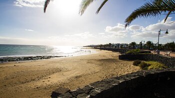 hier kann man entspannte Spaziergänge an der Promenade in Puerto del Carmen auf Lanzarote unternehmen