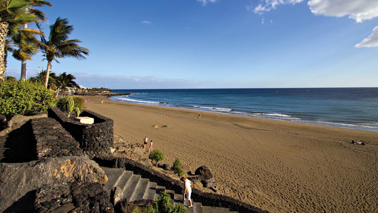 die schön angelegte Strandpromenade an der Playa de los Pocillos in Puerto del Carmen auf Lanzarote