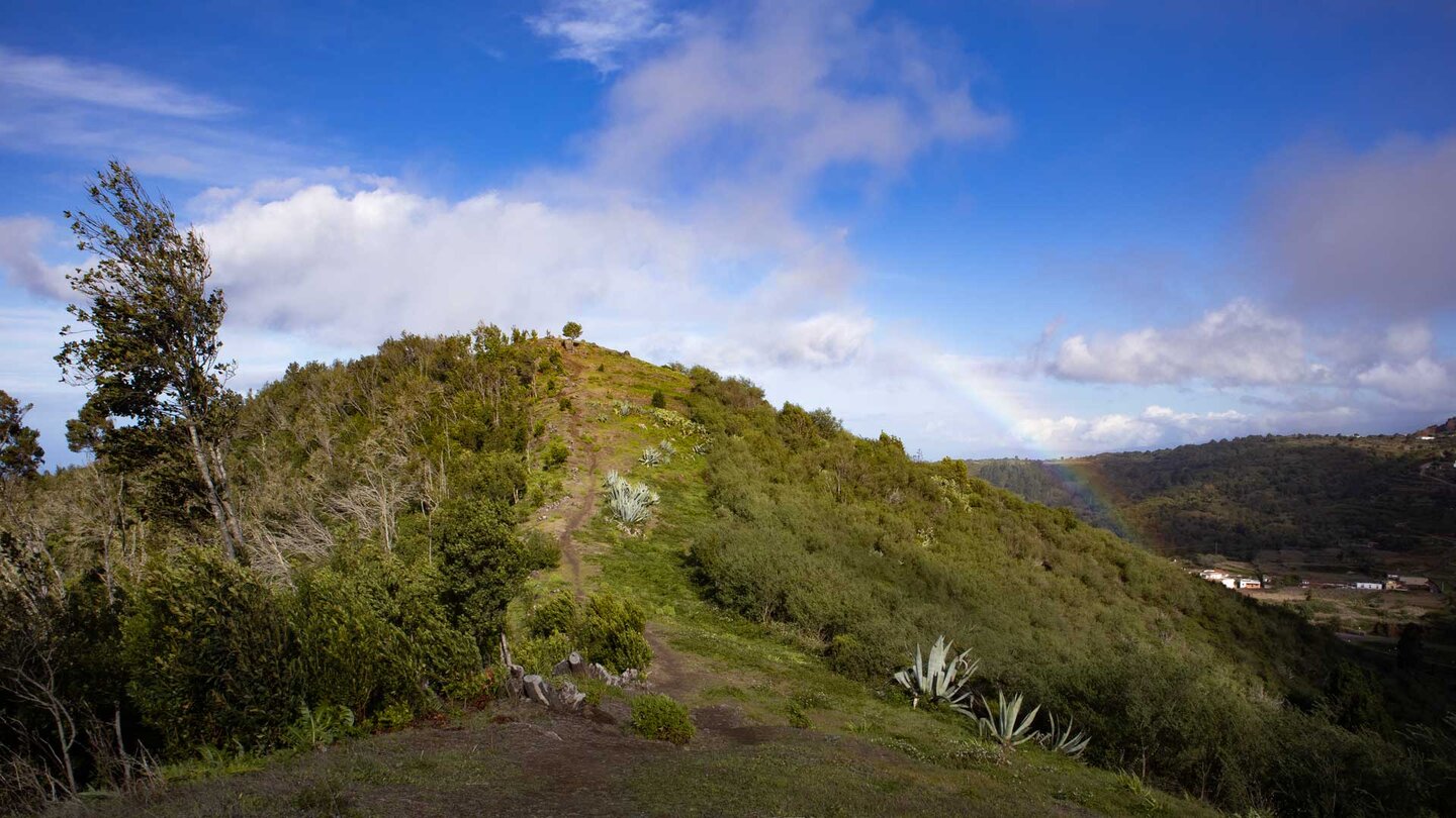 Wanderweg entlang des Bergrückens zwischen Erjos und dem Cruz de Gala