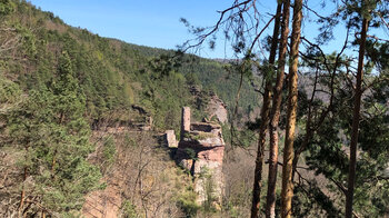 die Ruine Klein-Arnsberg mit dem Wolfsfels im Hintergrund