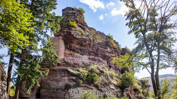 die Ruine der Froensburg thront auf einer gewaltigen Sandsteinformation