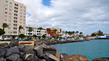 Blick entlang der Promenade in Puerto del Rosario auf Fuerteventura