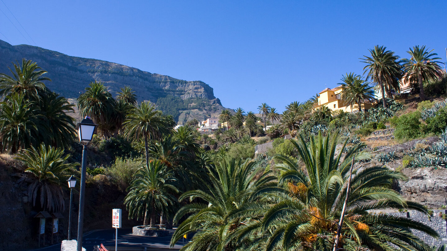 Blick in Alojera mit der Bushaltestelle im Hintergrund