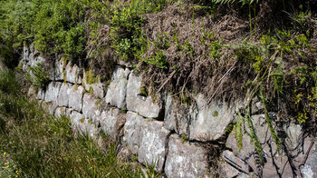 Steinmauern auf dem Wanderweg zum Biberkessel