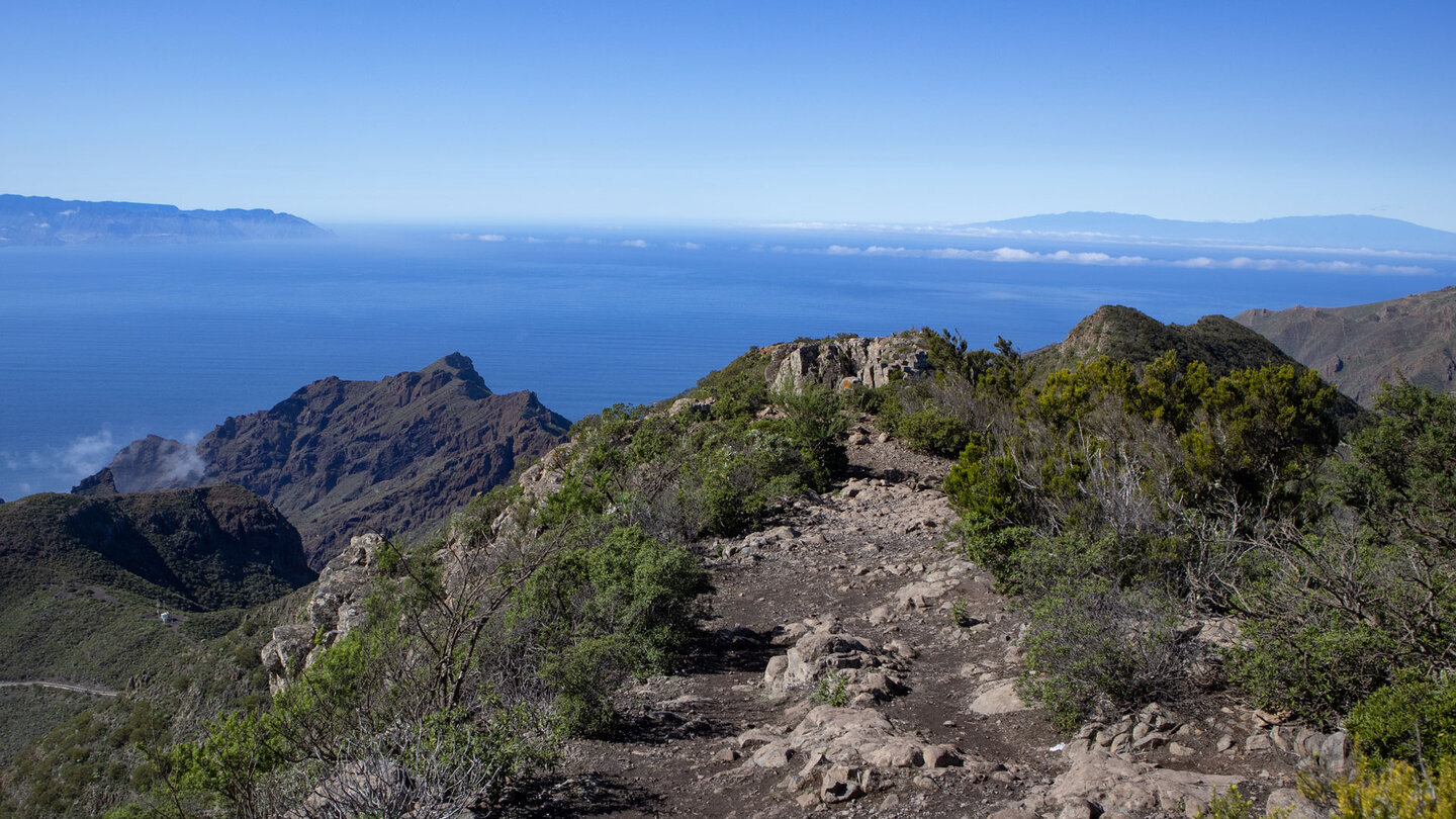 der Wanderpfad entlang des Höhenrückens eröffnet Ausblicke bis zu den Nachbarinseln La Gomera und La Palma